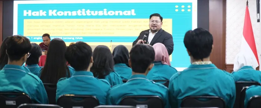 Siswa SMA Batik 1 Surakarta Pelajari Peran Mahkamah Konstitusi