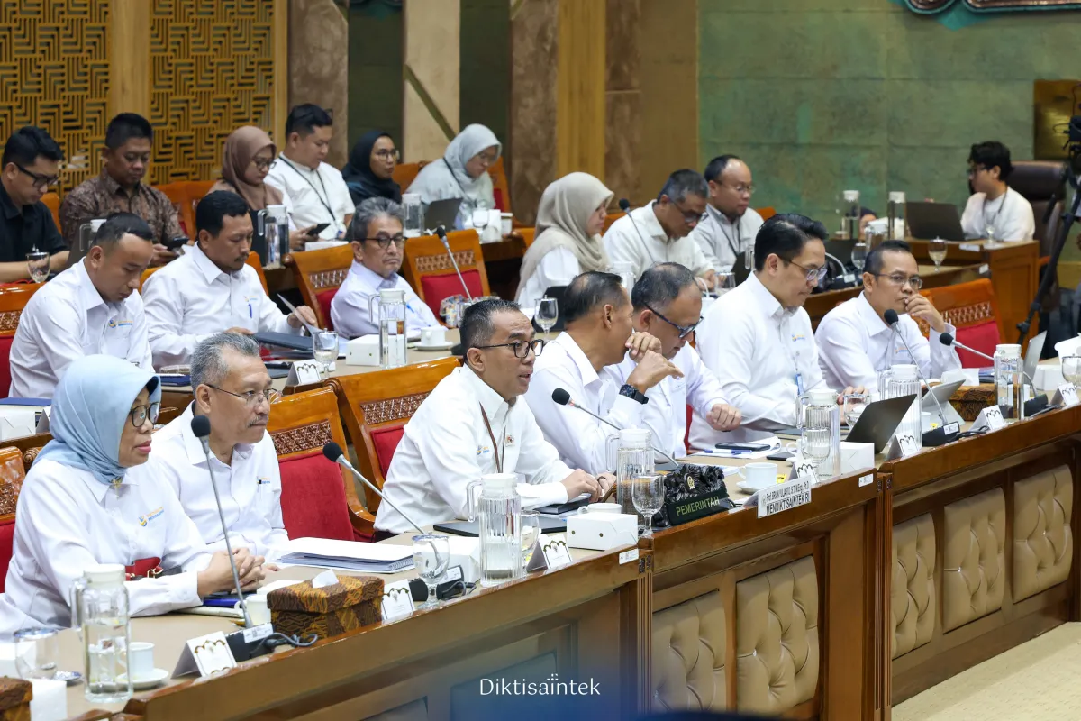 Mendiktisaintek Sampaikan Capaian 2025 dan Rencana Kebijakan 2026 dalam Rapat Kerja Bersama Komisi X DPR RI