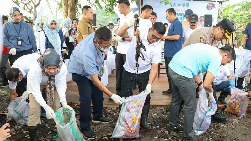 Gubernur Banten Andra Soni Terlibat dalam Aksi Bersih Sampah di World Clean Up Day 2025