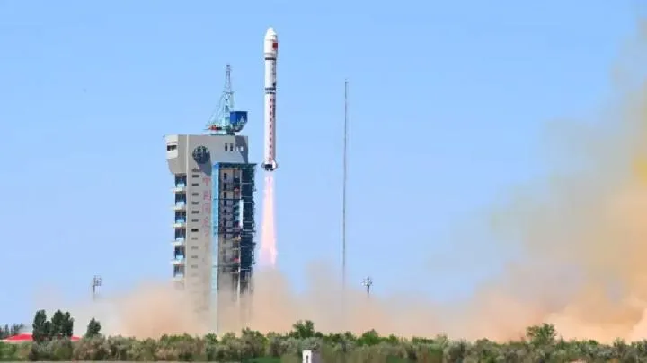 Cina Luncurkan Satelit Pertama untuk Jaringan Superkomputer AI di Antariksa