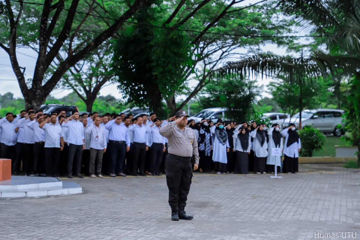 Satpam UTU Pimpin Upacara Hari Pendidikan Nasional 2023