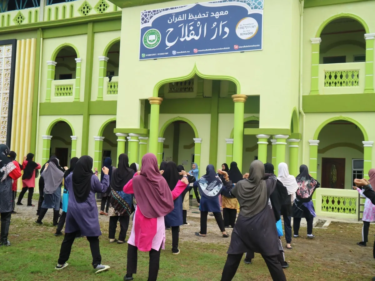 Mahasiswa KKN UIN Walisongo Selenggarakan Senam Ceria untuk Kebugaran Santri di Malaysia