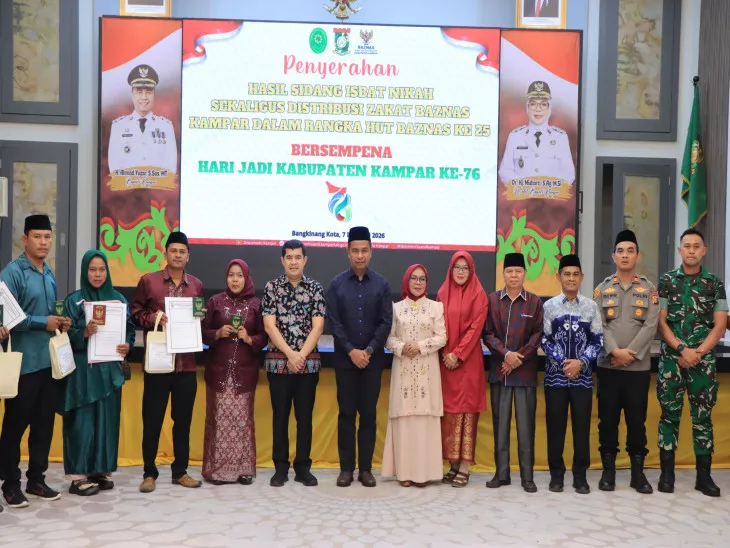Bupati Kampar Serahkan Surat Nikah dan Bantuan Baznas dalam Peringatan Hari Jadi Kabupaten