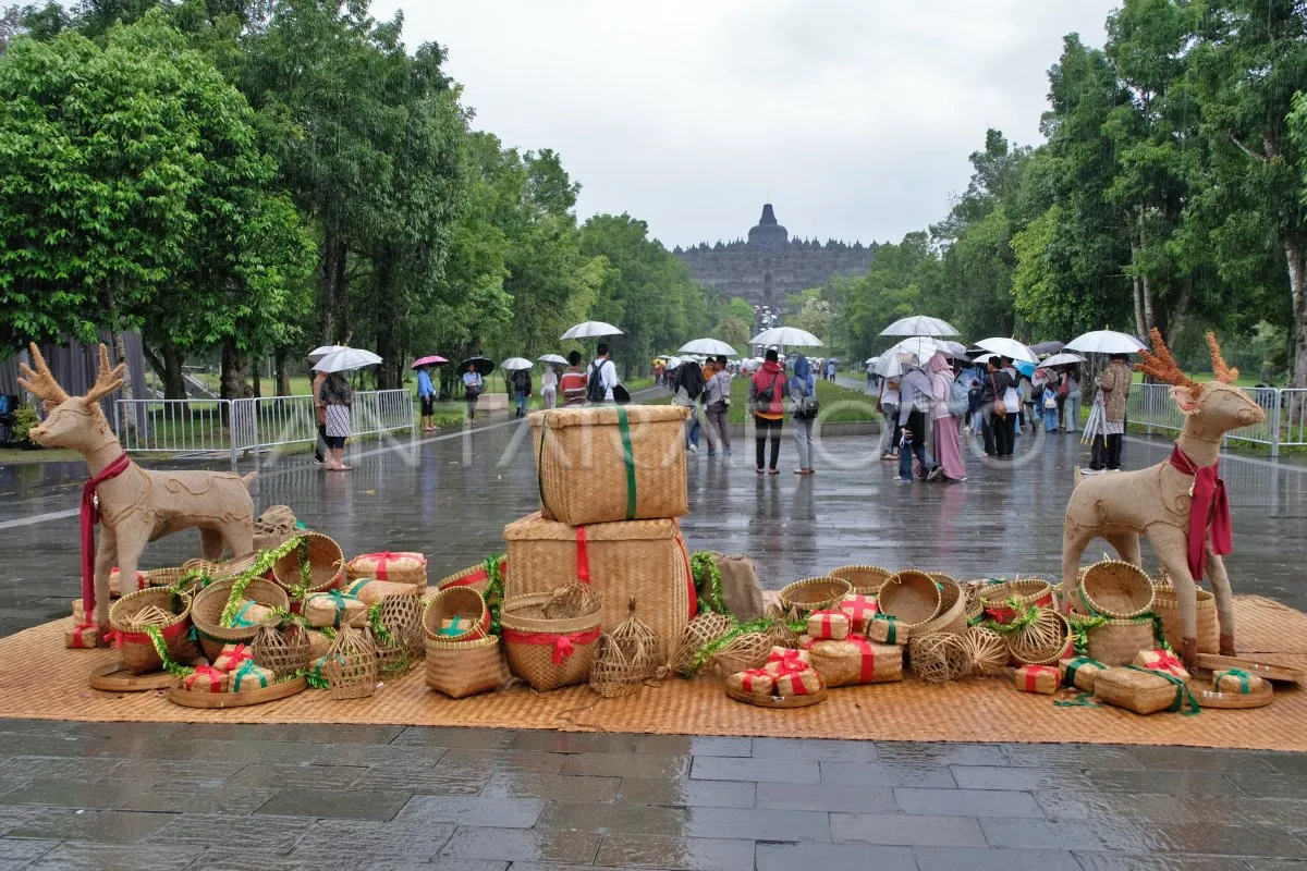 Dekorasi Natal Berbahan Bambu Sambut Wisatawan di Borobudur