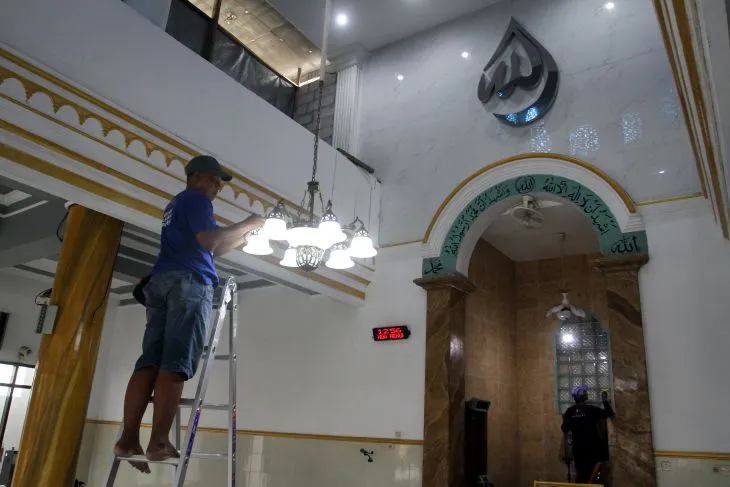 Relawan Bersihkan Masjid Al Huda Jelang Ramadhan