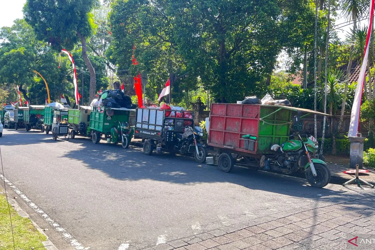 Puluhan Motor Gerobak Sampah Penuhi Gerbang Kantor Gubernur Bali