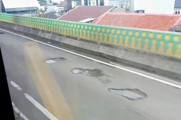 Kerusakan Jalanan di Jalur Transjakarta Koridor 13 Menjadi Sorotan Penumpang