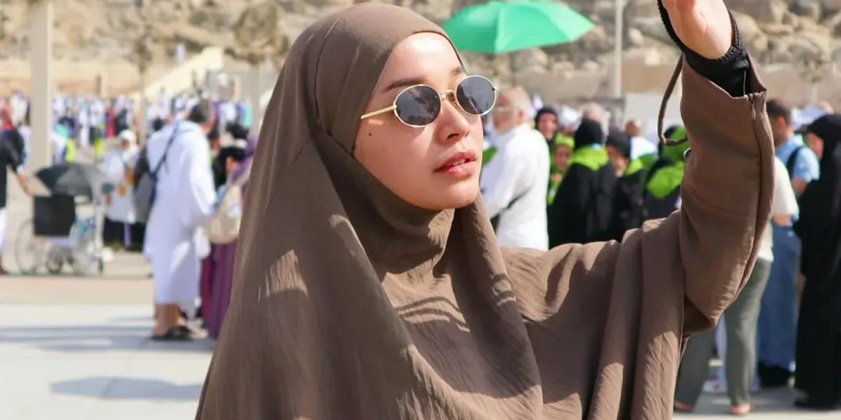 Tasya Rosmala Tampil Anggun dengan Hijab Panjang Saat Umrah