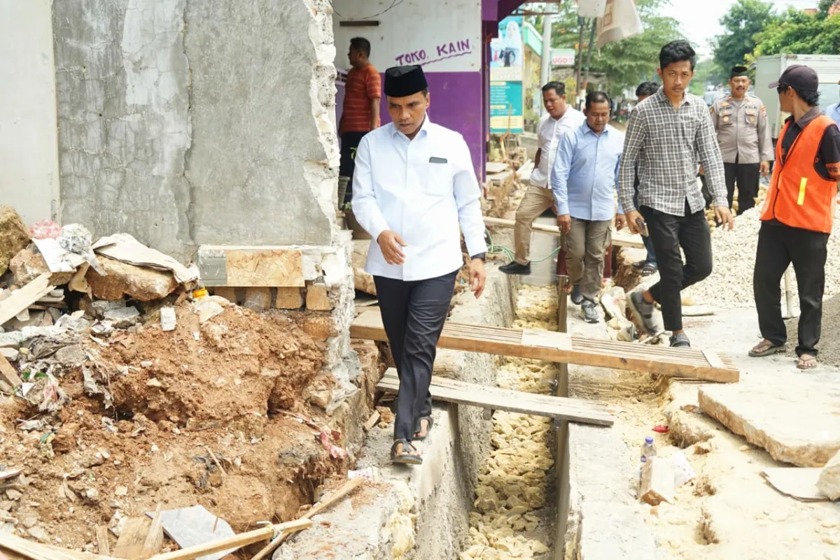 Bupati Bangkalan Tinjau Rehabilitasi Drainase untuk Cegah Banjir