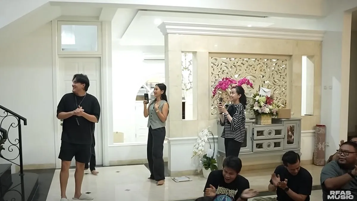 Interior Mewah Ruang Tamu Rizky Febian dan Mahalini Penuh Sentuhan Elegan