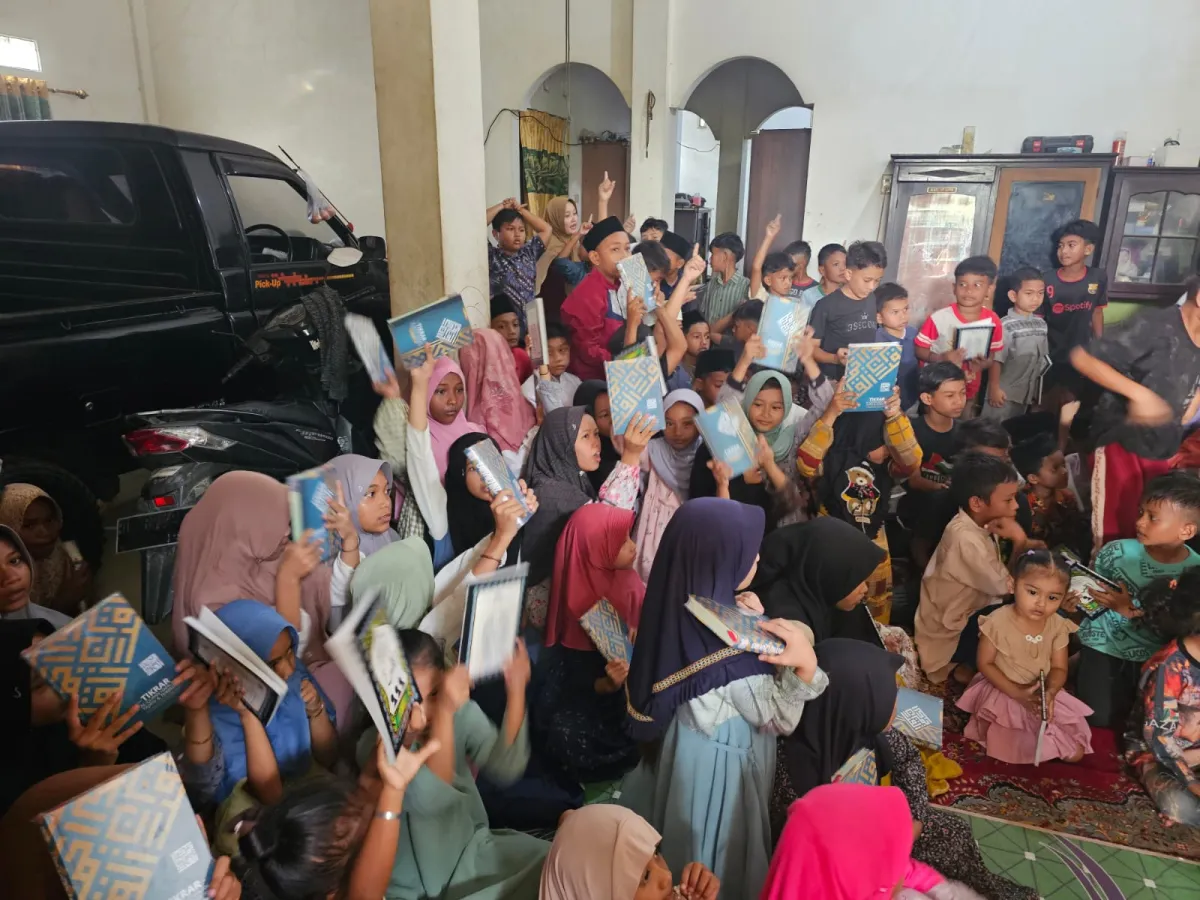 Komunitas Meja Bundar Salurkan Qur'an dan Iqra untuk Korban Banjir di Aceh