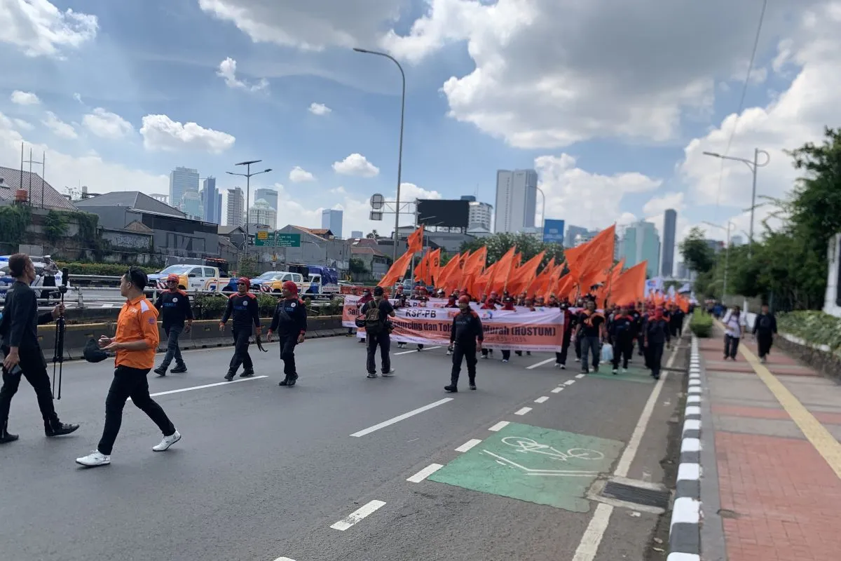 Ribuan Buruh Unjuk Rasa di Depan Gedung DPR/MPR