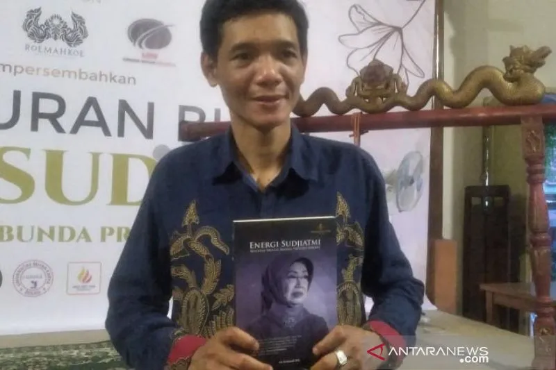 Peluncuran Buku Mengenai Ibunda Jokowi di Hari Ibu