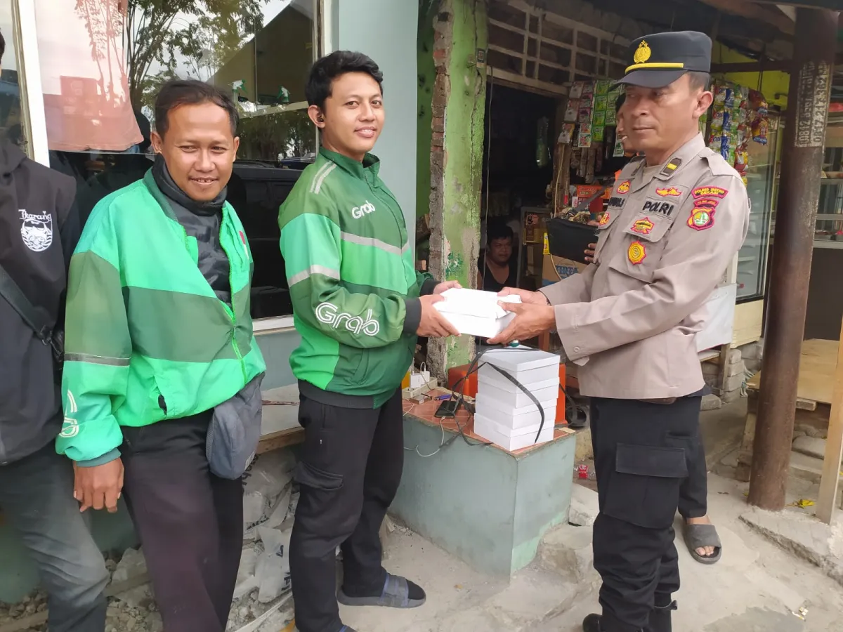 Polsek Cikarang Pusat Laksanakan Kegiatan Jum’at Peduli untuk Pengemudi Ojek Online