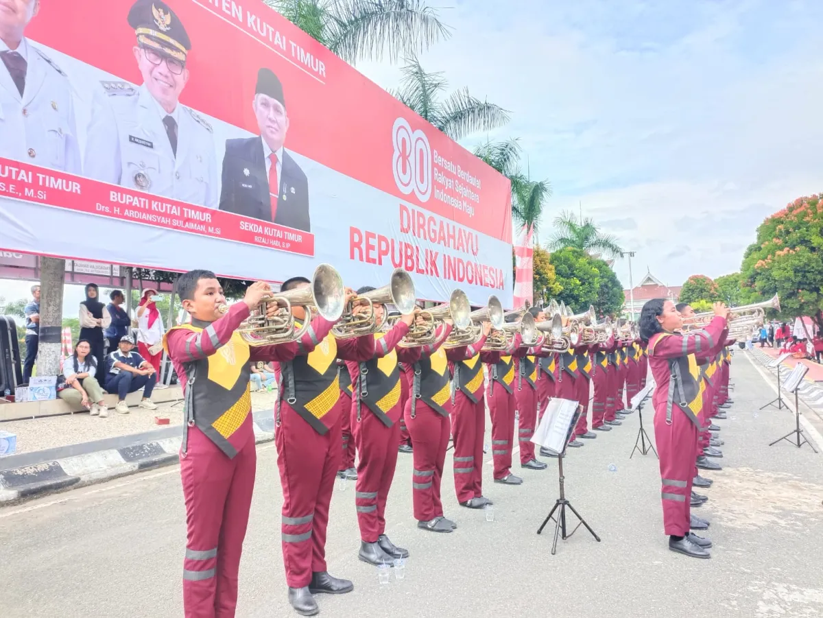 Marching Band YPPSB Mempersembahkan Pertunjukan Memukau dalam HUT ke-80 RI di Kutim