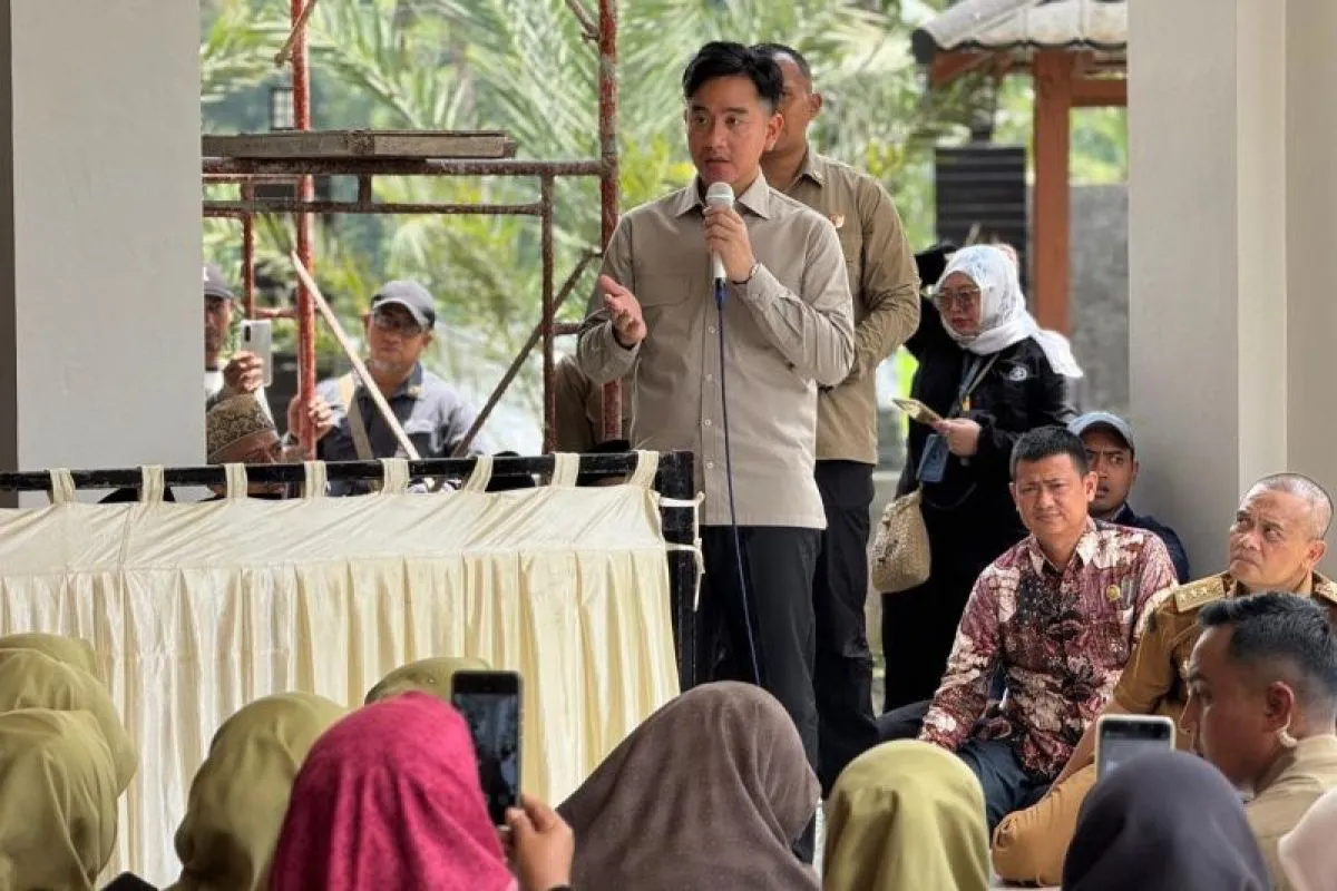 Gibran Tinjau Posko Pengungsi, Tekankan Pentingnya Relokasi di Tegal