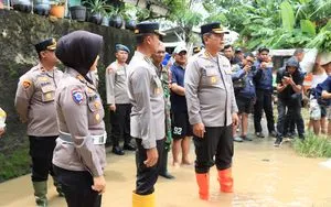 Kapolres Bekasi Salurkan Bantuan dan Layanan Kesehatan untuk Pengungsi Banjir
