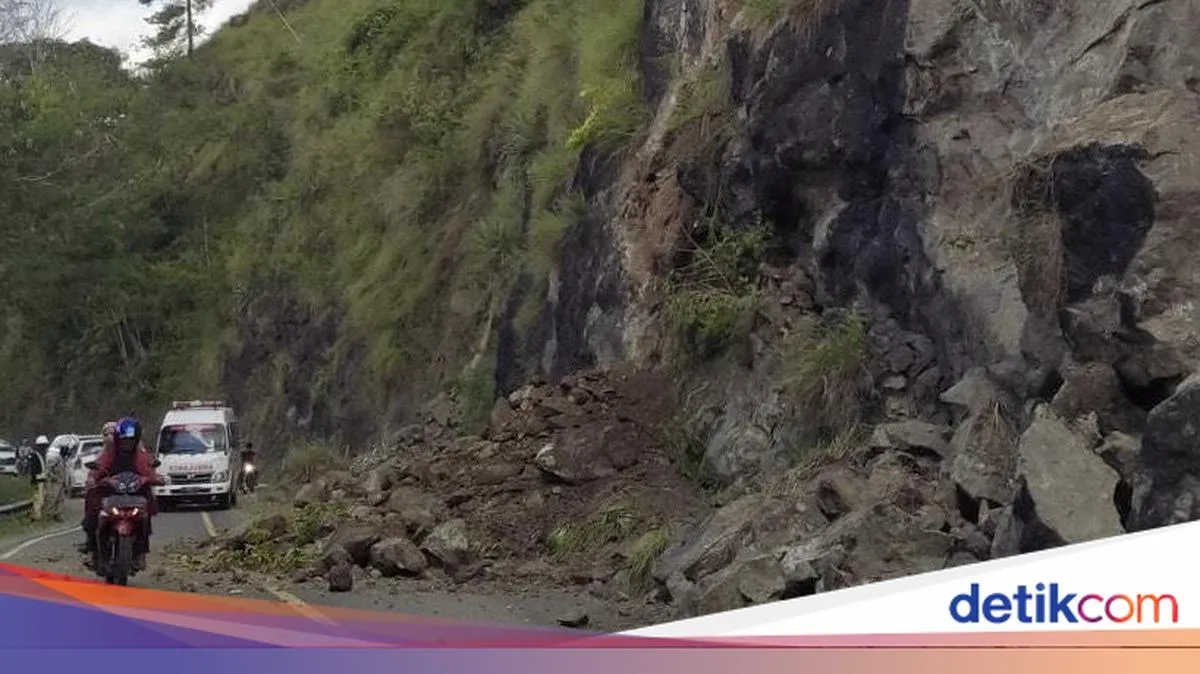 Longsor Tutup Setengah Badan Jalan Poros Enrekang-Toraja