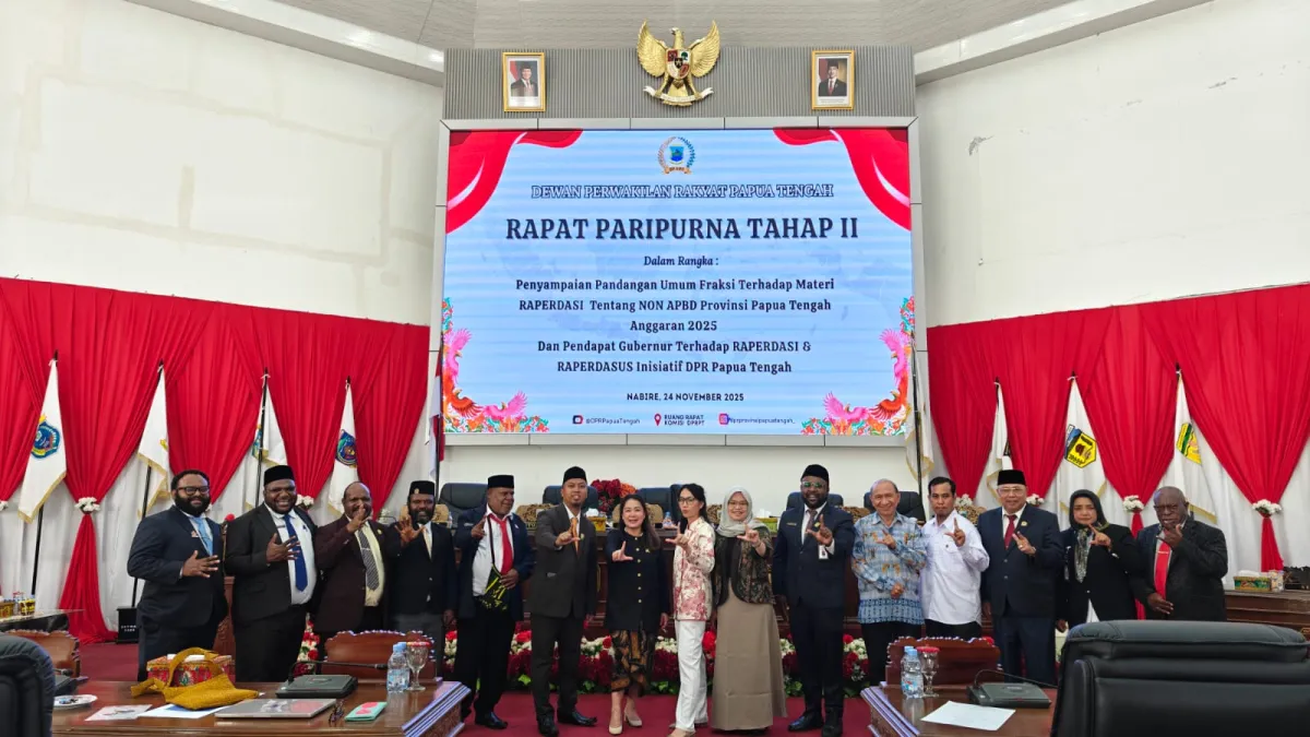 Kemenkumham Papua Serahkan 29 Raperdasi dan Raperdasus ke DPR Papua Tengah