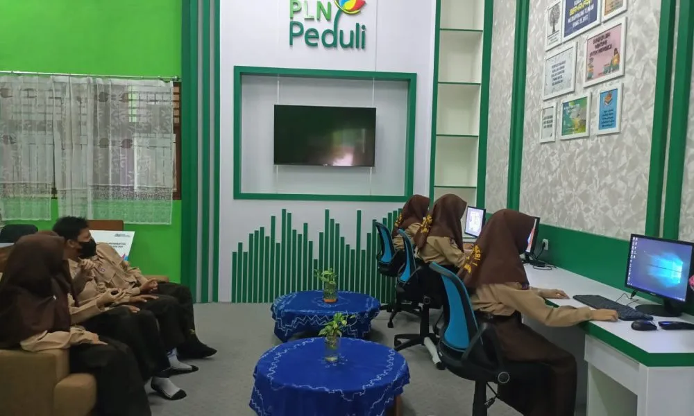 PLN Luncurkan Pojok Baca Digital di SMP Negeri 1 Martapura untuk Tingkatkan Literasi