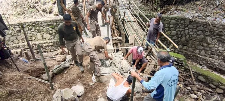 Polda NTT Bangun Jembatan Penghubung untuk Akses Masyarakat Alor