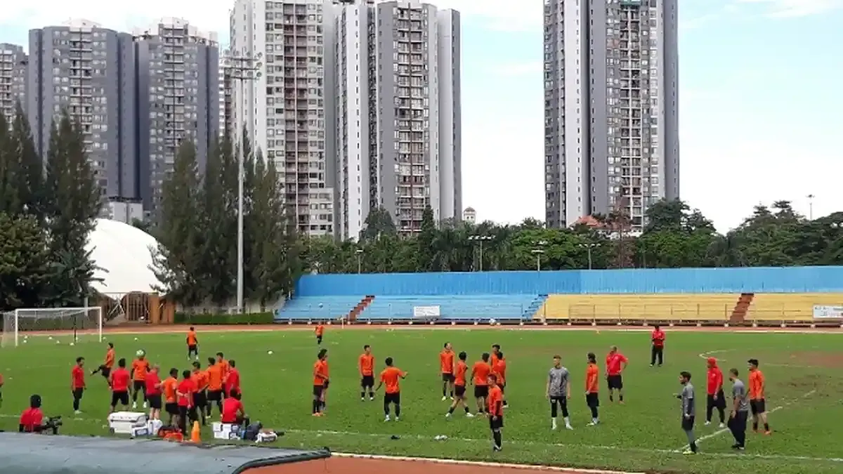 Persija Jakarta Menggelar Latihan di Stadion Soemantri Brodjonegoro akibat Renovasi Lapangan PSAU
