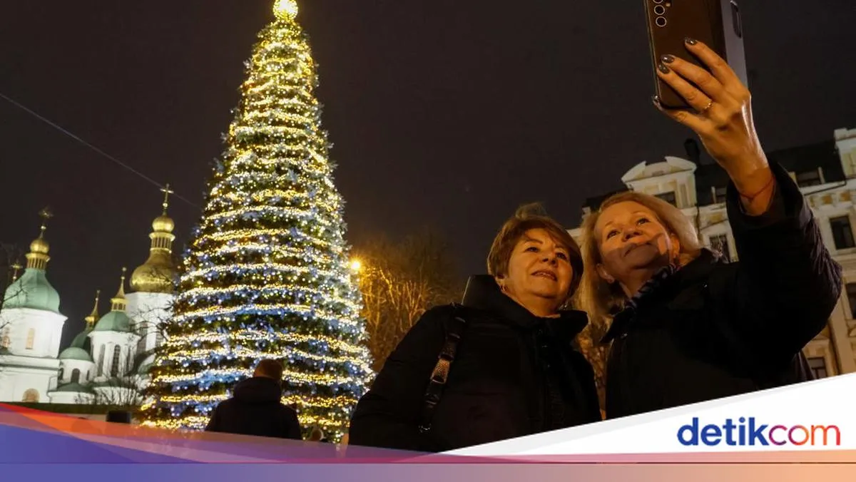 Cahaya Natal Terangi Kyiv di Tengah Perang
