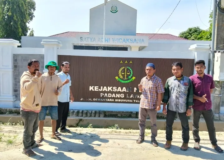 Warga Desa Pagaranbira Jae Laporkan Kepala Desa ke Kejaksaan