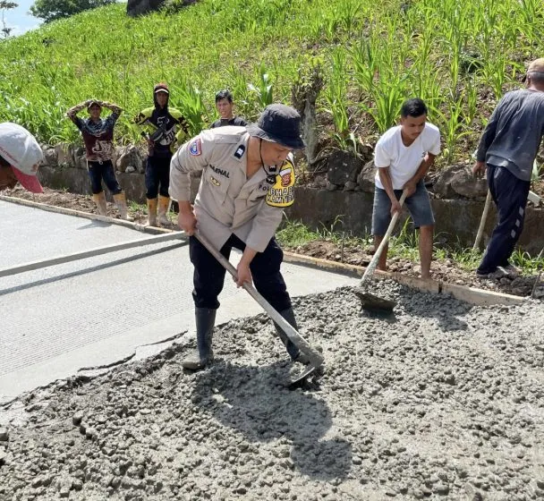 Aiptu Saenal dan Warga Tompobulu Bersama-sama Perbaiki Jalan Poros Tondo, Penghubung Gowa-Jeneponto