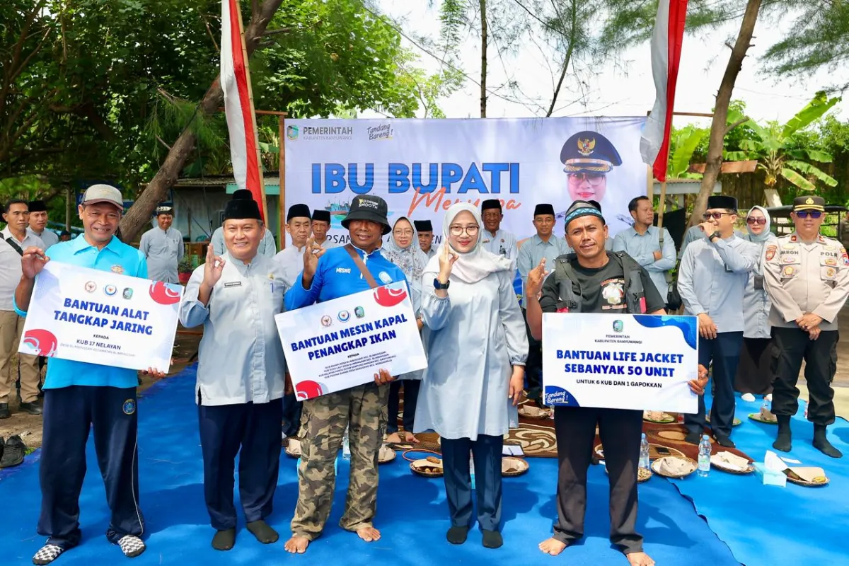 Bupati Ipuk Salurkan Bantuan Mesin Kapal dan Alat Tangkap untuk Tingkatkan Produktivitas Nelayan