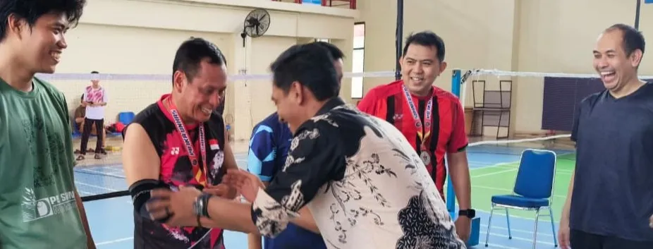 Pasangan IKA FIBRA dan Ikatek Juara Turnamen Bulutangkis PB IKA Unhas
