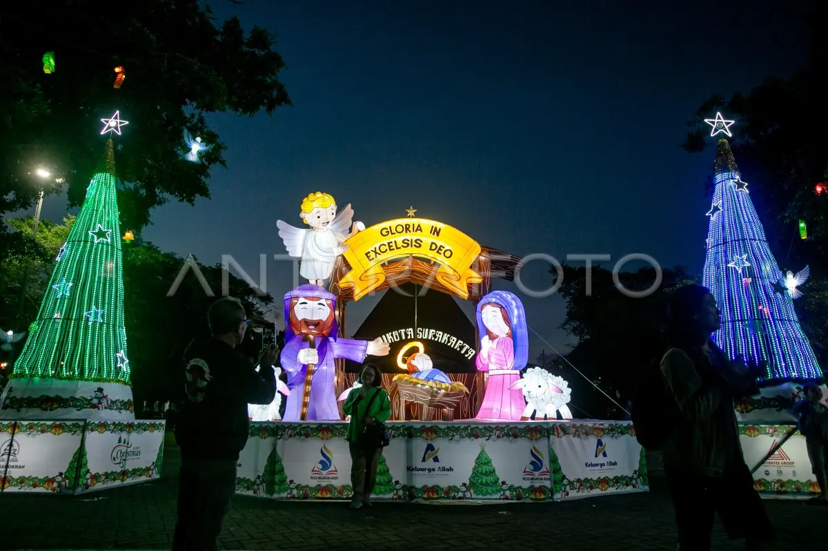 Lampion Natal Hiasi Balai Kota Solo Menyambut Perayaan Hari Natal