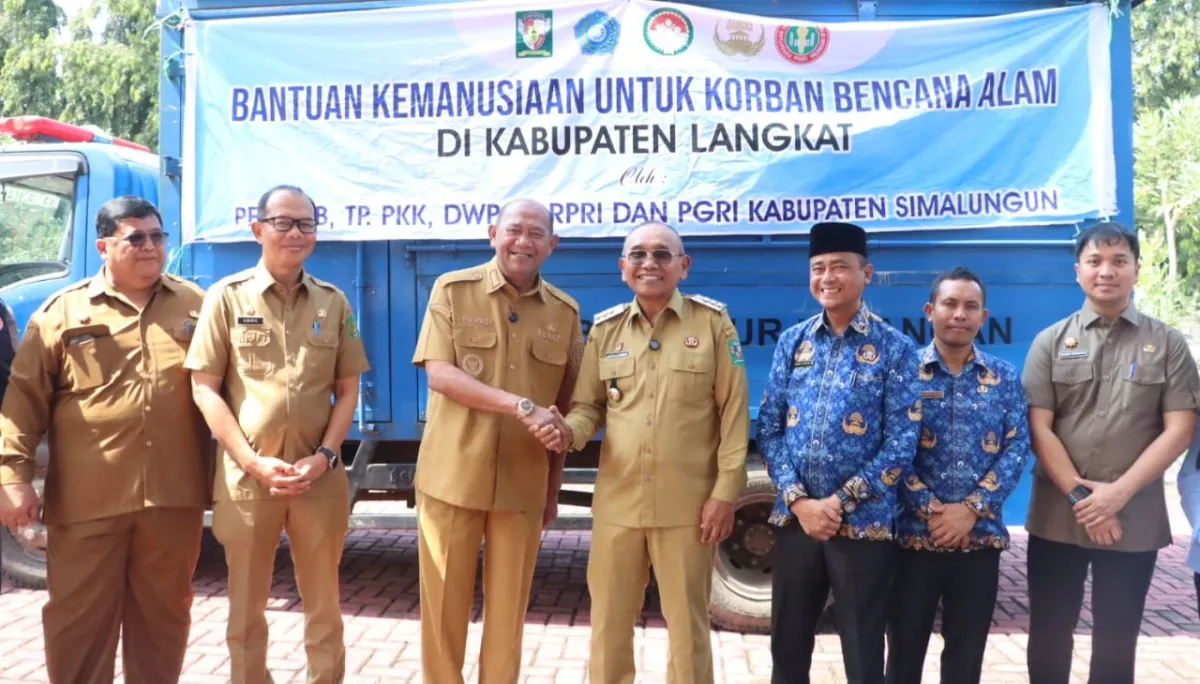 Bupati Simalungun Salurkan Bantuan untuk Korban Banjir di Langkat
