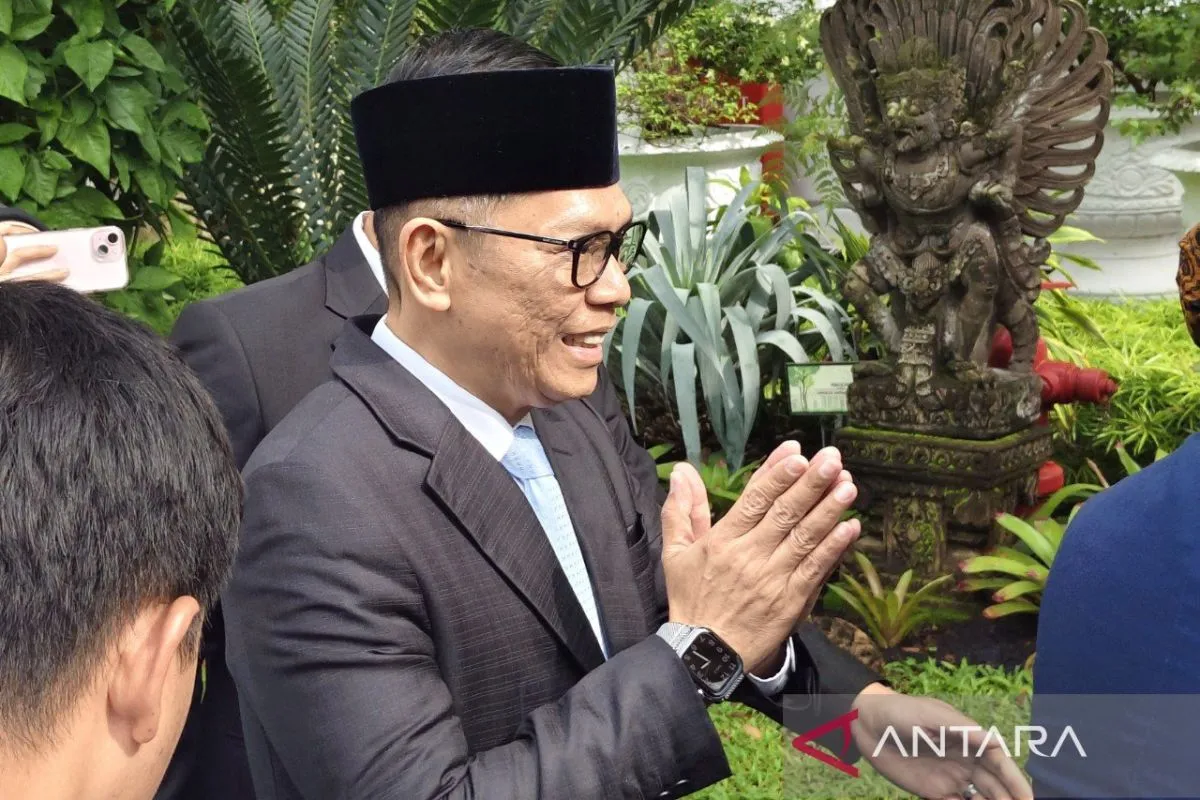 Adies Kadir Dilantik Sebagai Hakim Mahkamah Konstitusi