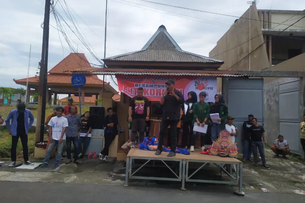 Warga Bendogerit Tolak Pembongkaran Pos Kampling Ilegal Tanpa Putusan Hukum