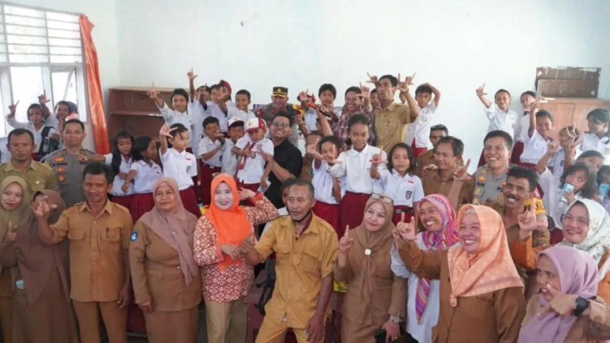 Wakil Ketua MPR dan Polda Sulteng Serahkan Bantuan Perlengkapan Sekolah di Sigi