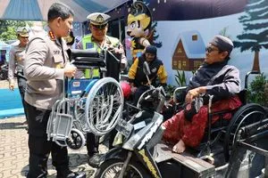 Polresta Surakarta Serahkan Kursi Roda untuk Penyandang Difabel