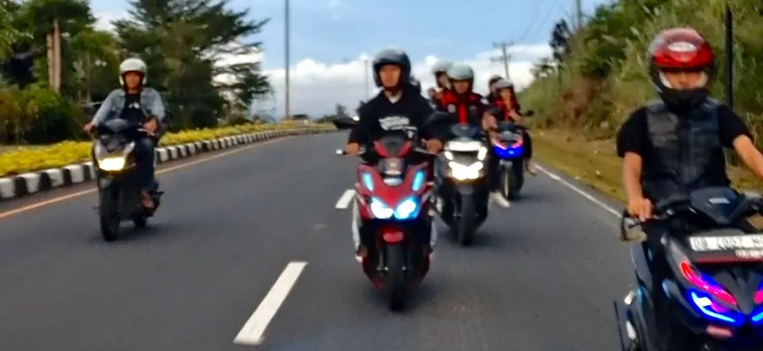 Komunitas Honda Vario Gelar Touring Malam dengan Fokus pada Keselamatan Berkendara di Manado