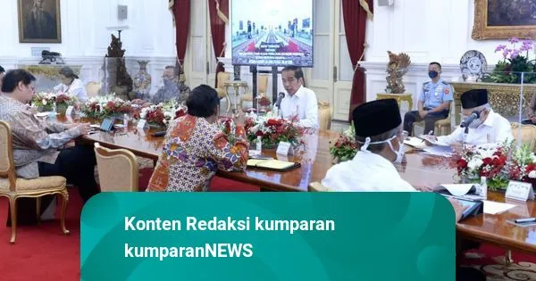 Istana Pasang Kaca Pembatas di Meja Rapat Presiden Jokowi