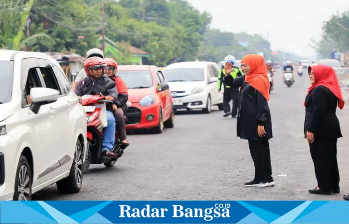 Gubernur Khofifah Tinjau Proyek Pelebaran Jalan Sugihwaras di Magetan