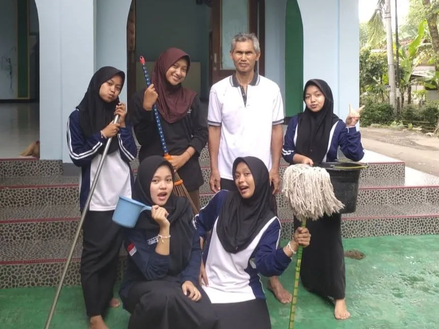 OSIS MA Al Falah Jatilawang Gelar Aksi Bersih-Bersih Masjid Sambut Ramadhan