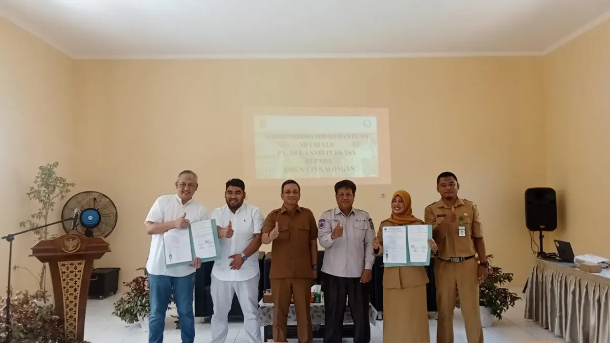 PT Deka Sari Perkasa Serahkan Bantuan Mebeler untuk SMKN 2 Pekalongan