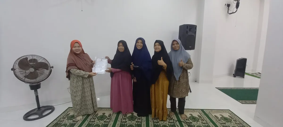 Penyuluh Agama Serahkan SKT untuk Majlis Taklim Parenting Sakinah di Ngampilan