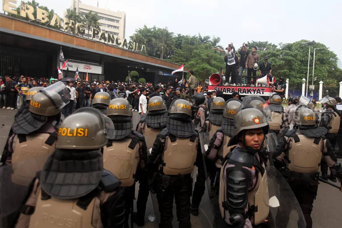 Ratusan Mahasiswa Gelar Aksi Demo di Gedung DPR Tuntut Pembubaran DPR