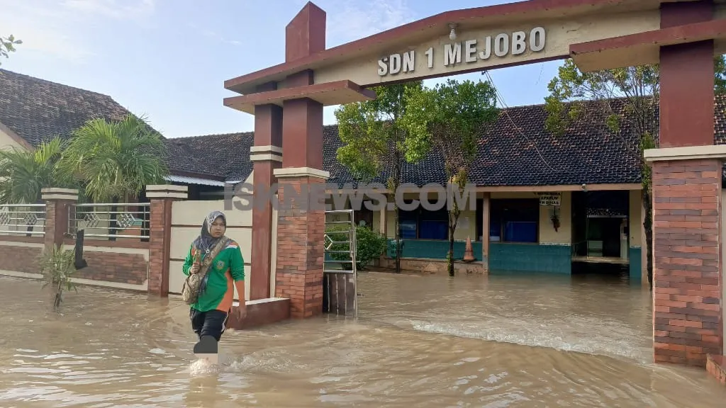 Banjir Menggenangi SDN 1 Mejobo Kudus, Pembelajaran Daring Diterapkan