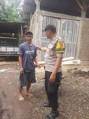 Bhabinkamtibmas Cikoneng Sambangi Warga untuk Tingkatkan Kamtibmas di Gunungcupu