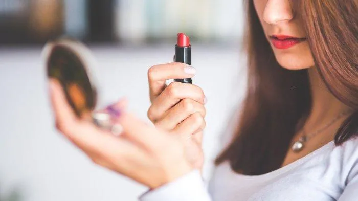 Tips Makeup Awet dan Aman di Musim Hujan dari dr. Ambar