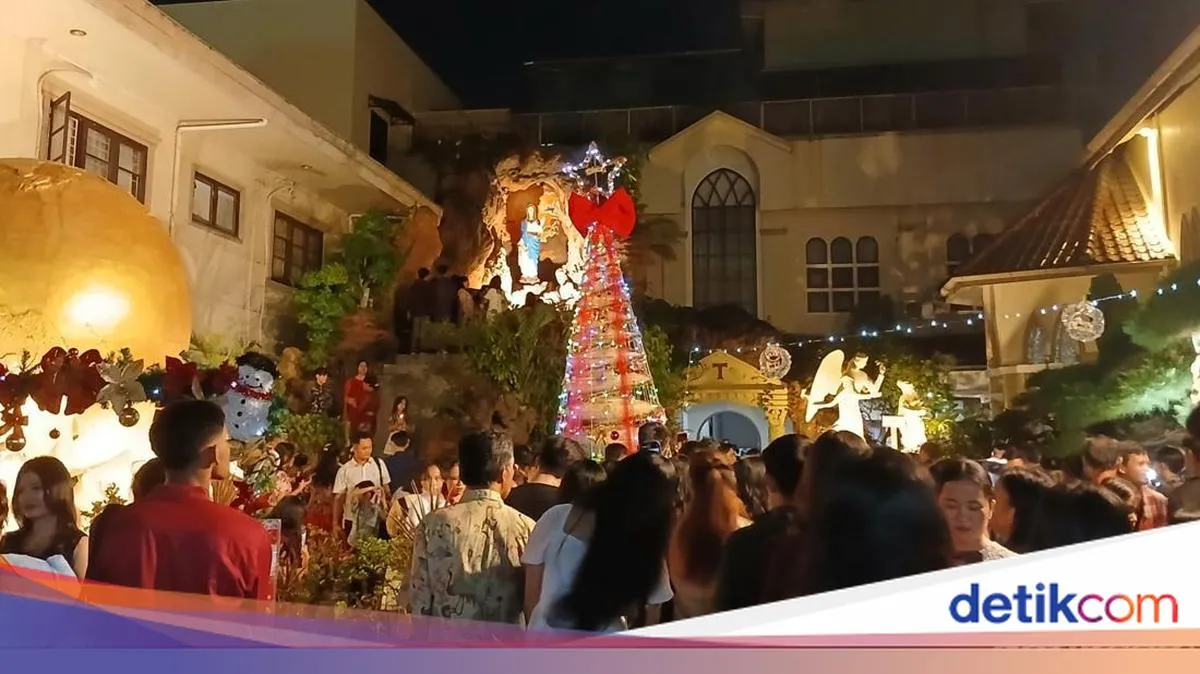 Umat Gereja Katedral Medan Antusias Berfoto di Dekorasi Natal