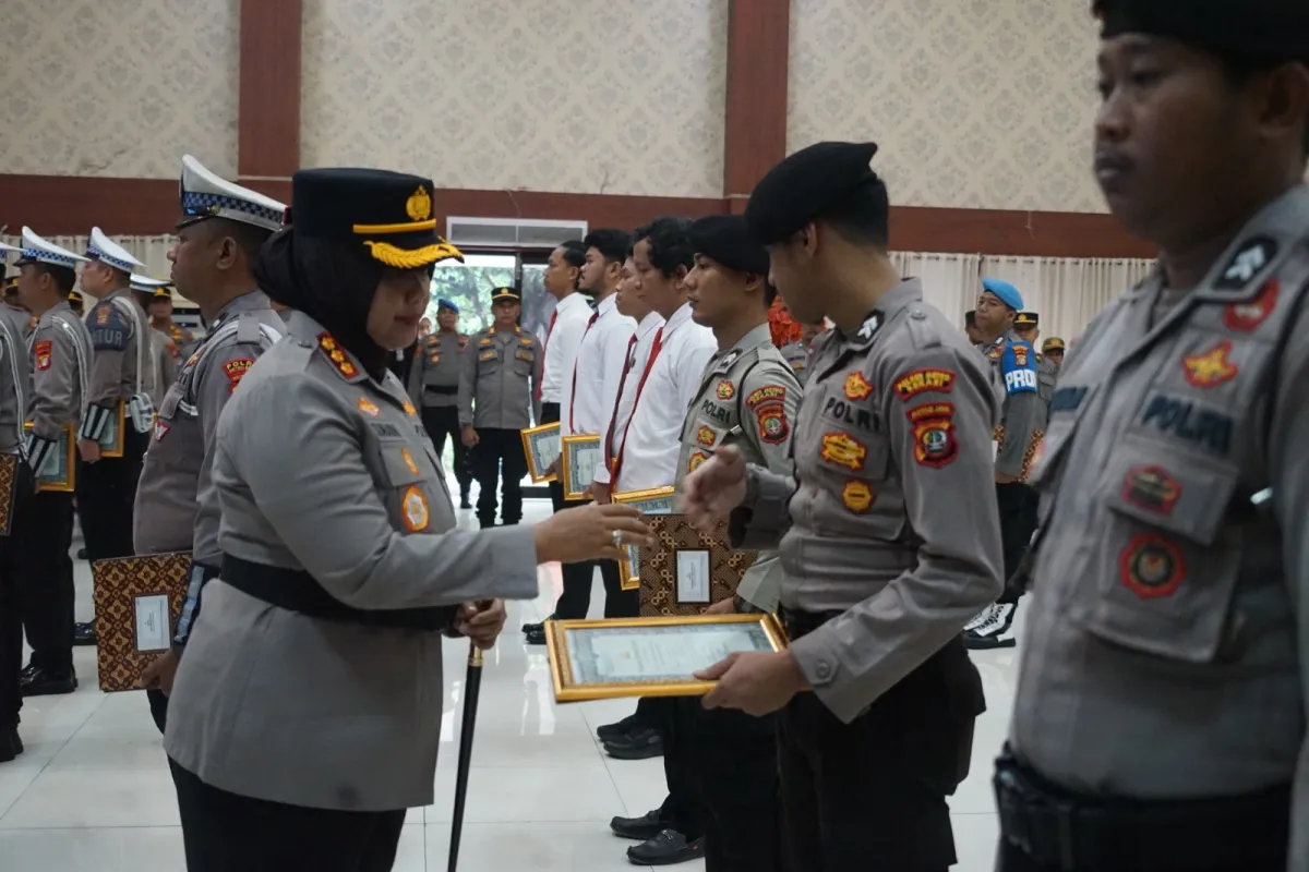 Kapolres Metro Bekasi Hargai 39 Anggota Berprestasi dalam Apel Khidmat
