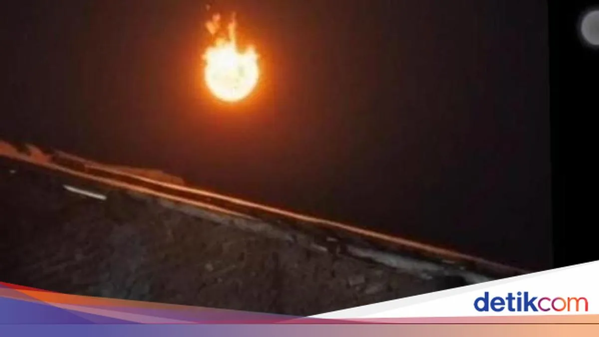 Warga Cirebon Terkejut dengan Suara Dentuman dan Bola Api di Langit